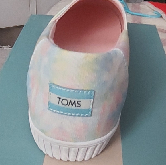 Toms - Picture 3 of 4